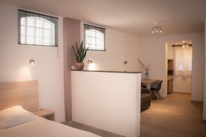 In-room safe, individually furnished, blackout curtains, free WiFi - Hôtel Reine D'Azur (Roquebrune-Cap-Martin)