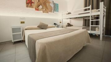 Vierbettzimmer | Minibar, Zimmersafe, Schreibtisch, kostenloses WLAN