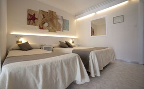 Triple Room | Minibar, in-room safe, desk, free WiFi