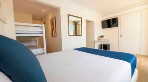 Habitació quàdruple | Minibar, caixa forta a l'habitació, escriptori i wifi gratuïta 