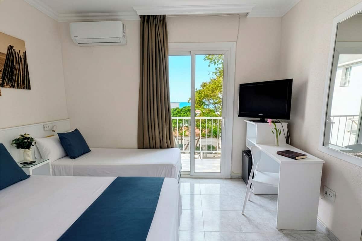 四人房 | 迷你吧、房內夾萬、書桌、免費 Wi-Fi