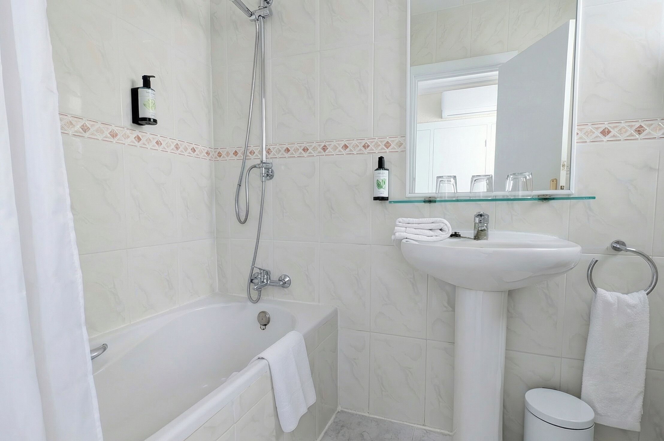 Artículos de tocador gratuitos, secador de pelo, toallas