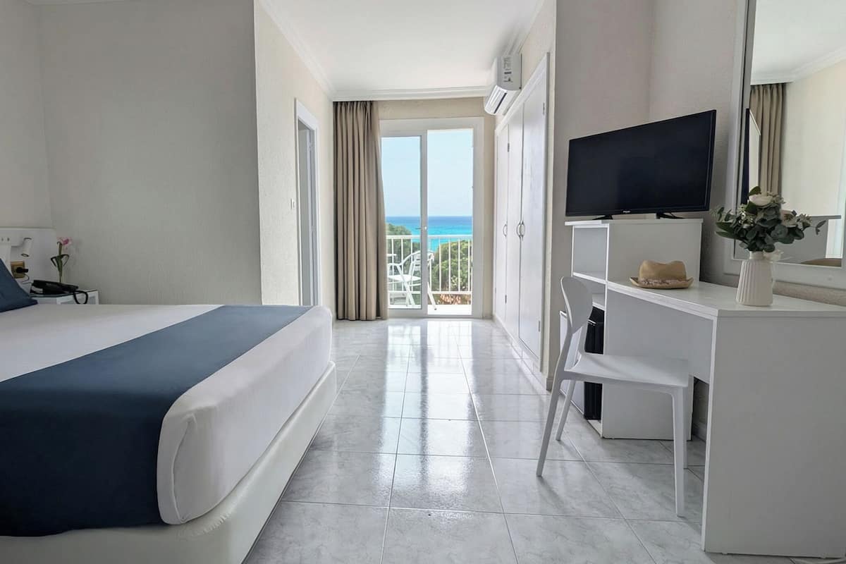 三人房 | 迷你吧、房內夾萬、書桌、免費 Wi-Fi