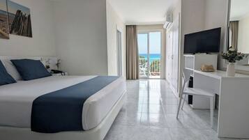 Camera tripla | Minibar, una cassaforte in camera, una scrivania, Wi-Fi gratuito