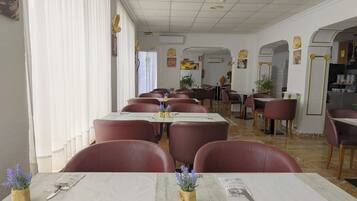 Tägliches Frühstücksbuffet (13 EUR pro Person)