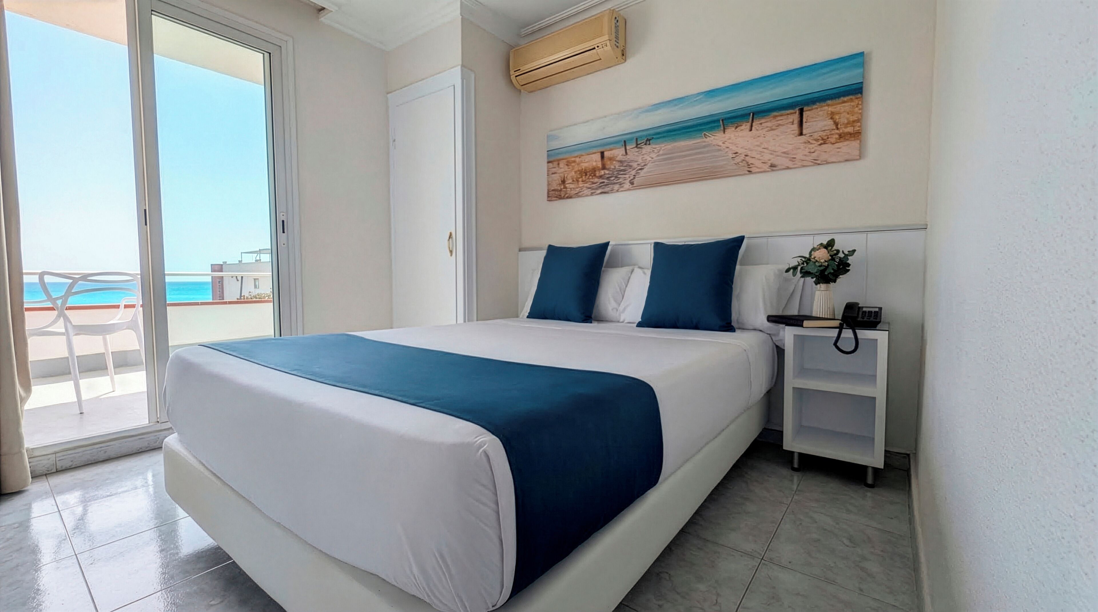 雙人房 | 迷你吧、房內夾萬、書桌、免費 Wi-Fi