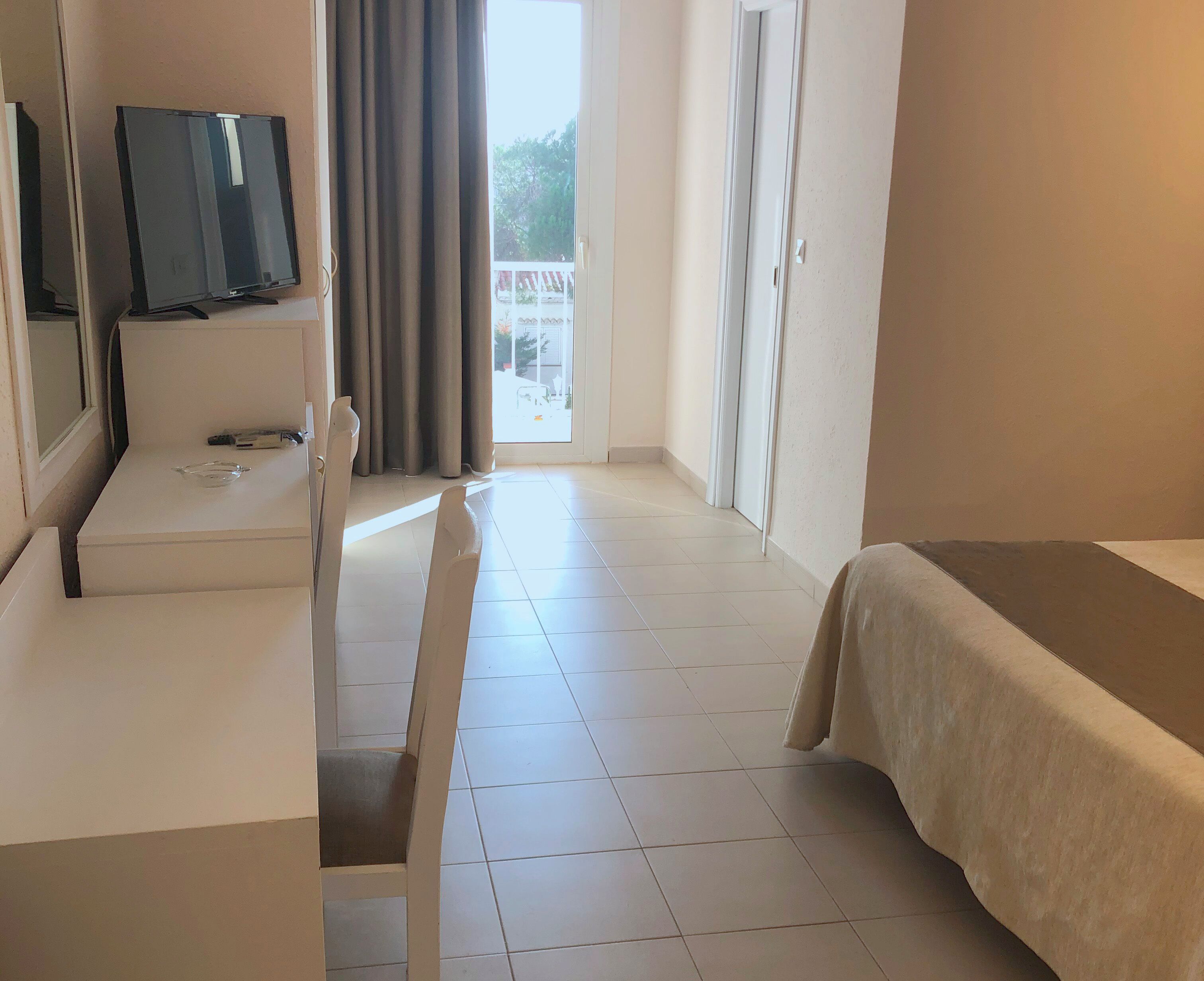 Double Room | Minibar, in-room safe, desk, free WiFi