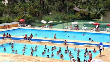 Piscine couverte, parasols de plage, chaises longues