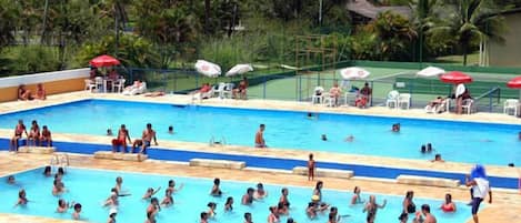 Piscina interna, guarda-sóis, espreguiçadeiras