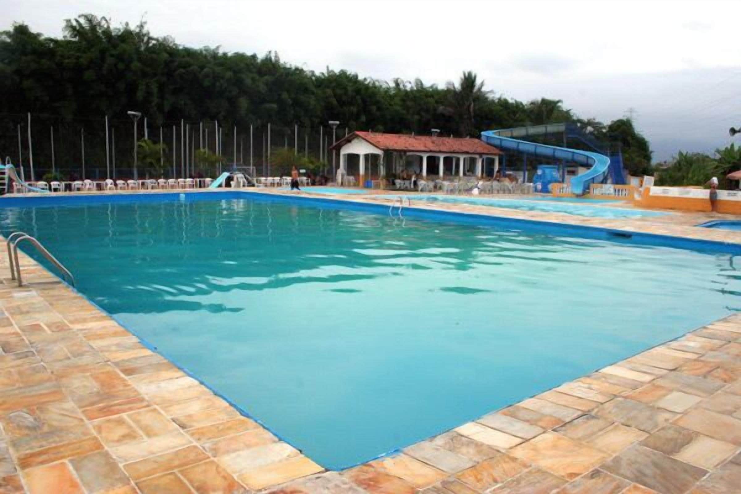 Piscina interna, 5 piscinas externas, guarda-sóis, espreguiçadeiras
