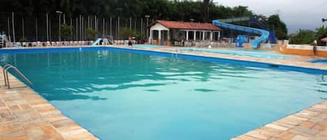 Alberca techada, 5 albercas al aire libre y sombrillas en la alberca