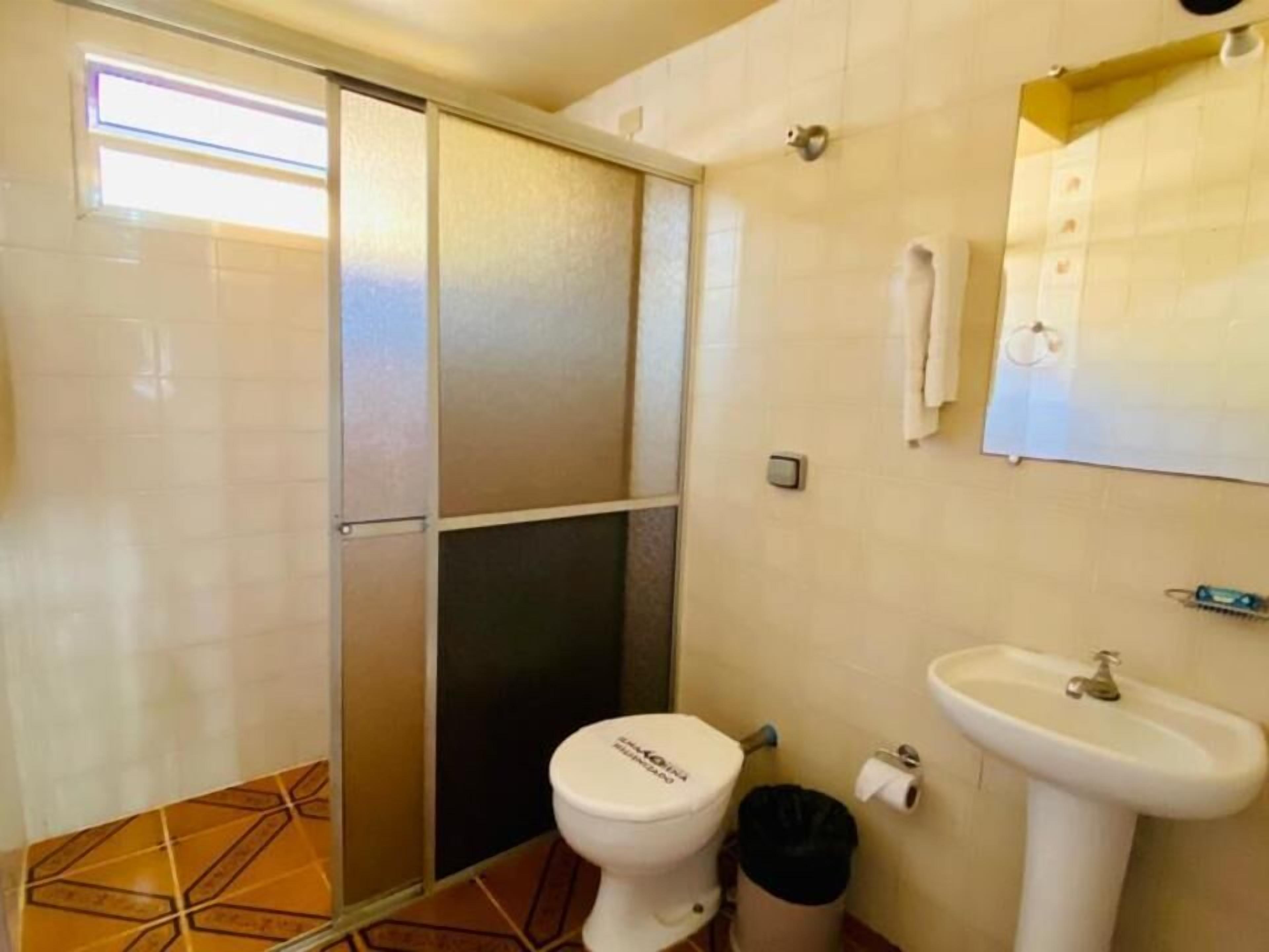 Bangalô Standard T | Bathroom | Shower, free toiletries, towels - Ilha Morena Praia Hotel (Caraguatatuba)
