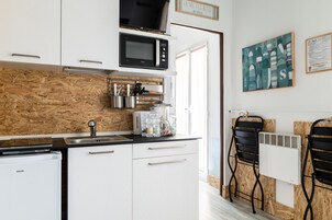 Apartamento, 1 habitación, vistas al mar, en la zona del jardín | Cocina privada | Frigorífico, microondas, placa de cocina y cafetera o tetera