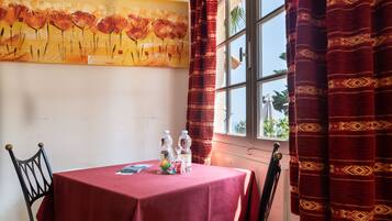 Studio, Sea View | In-room safe, blackout curtains, iron/ironing board, free WiFi