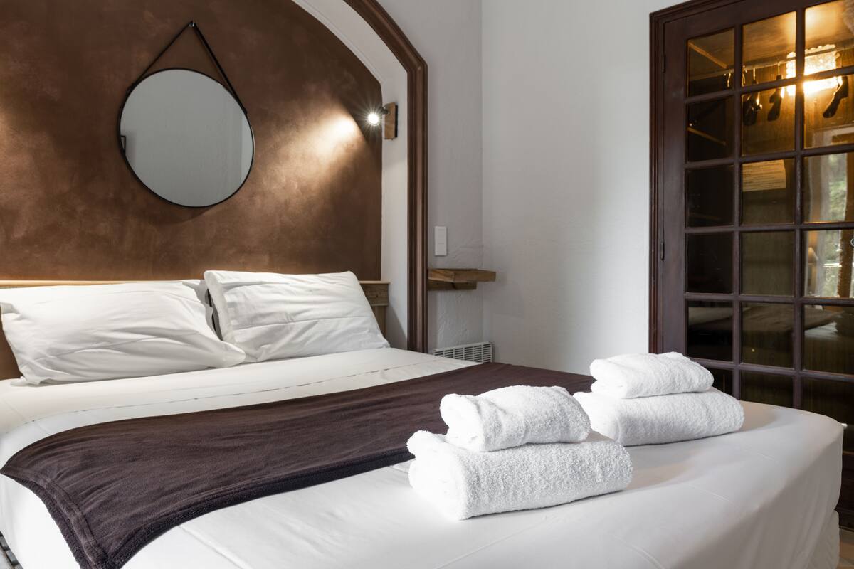 Apartamento, 1 quarto, vista para o mar, no jardim | Cofres nos quartos, cortinas blackout, ferros/tábuas de passar roupa