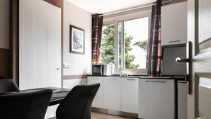 Departamento, 1 habitación, vista al mar, en el área del jardín | Cocina privada | Cafetera y tetera, refrigerador, microondas y parrilla de estufa 