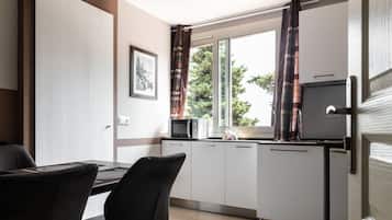 Apartment, 1 Schlafzimmer, Meerblick, zum Garten hin | Eigene Küche | Kühlschrank, Mikrowelle, Herdplatte, Wasserkocher mit Kaffee-/Teezubehör