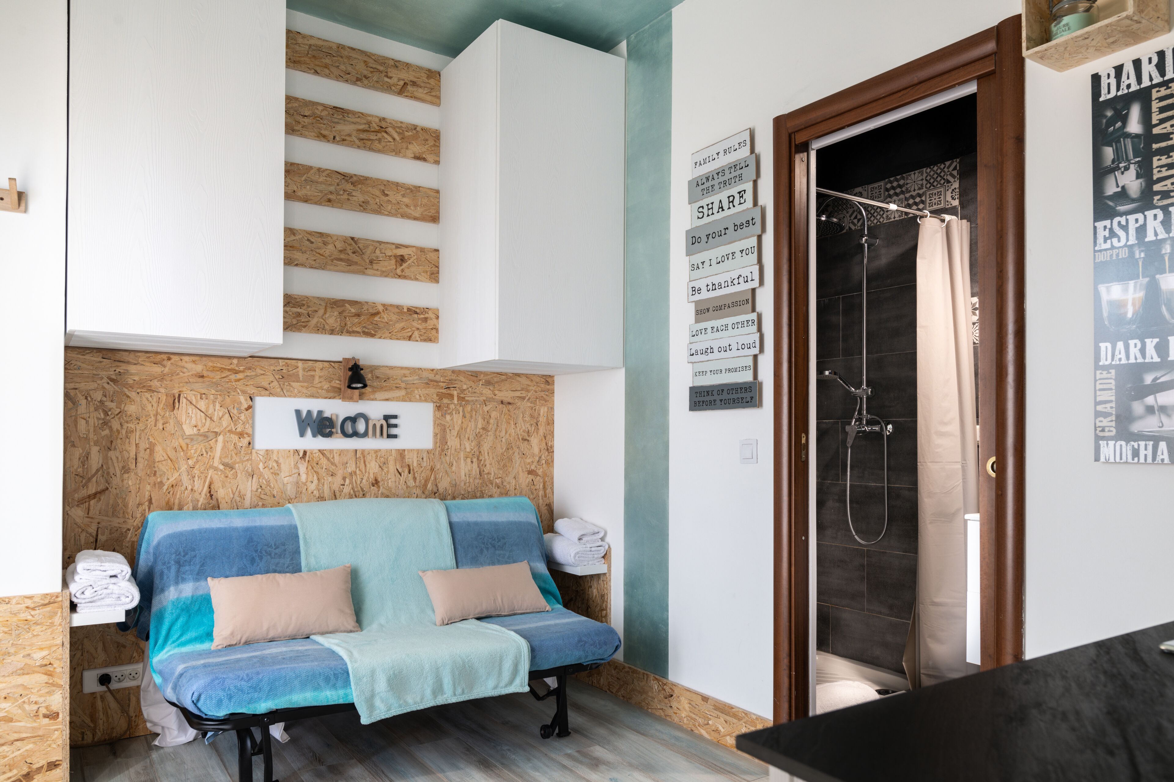 Appartement, 1 slaapkamer, uitzicht op zee, aan tuin | Woonruimte | Flatscreentelevisie
