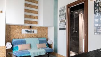 Appartement, 1 slaapkamer, uitzicht op zee, aan tuin | Woonruimte | Flatscreentelevisie