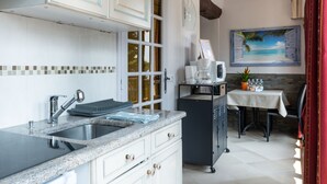 Departamento, 1 habitación, vista al mar, en el área del jardín | Cocina privada | Cafetera y tetera, refrigerador, microondas y parrilla de estufa 