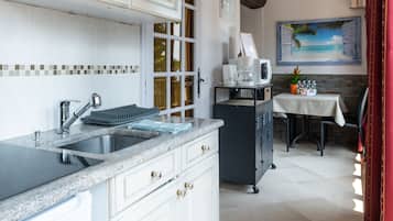 Apartment, 1 Bedroom, Sea View, Garden Area | Dapur peribadi | Peti sejuk, ketuhar gelombang mikro, dapur, pembancuh kopi/teh