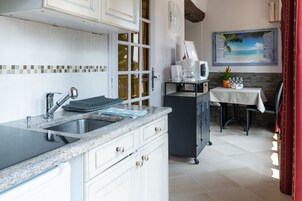 Apartamento, 1 habitación, vistas al mar, en la zona del jardín | Cocina privada | Frigorífico, microondas, placa de cocina y cafetera o tetera