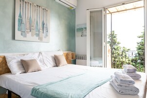 Apartamento, 1 habitación, vistas al mar, en la zona del jardín | Caja fuerte, cortinas opacas, tabla de planchar con plancha