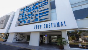 Un edificio moderno con un letrero que dice "TRYP CHETUMAL".