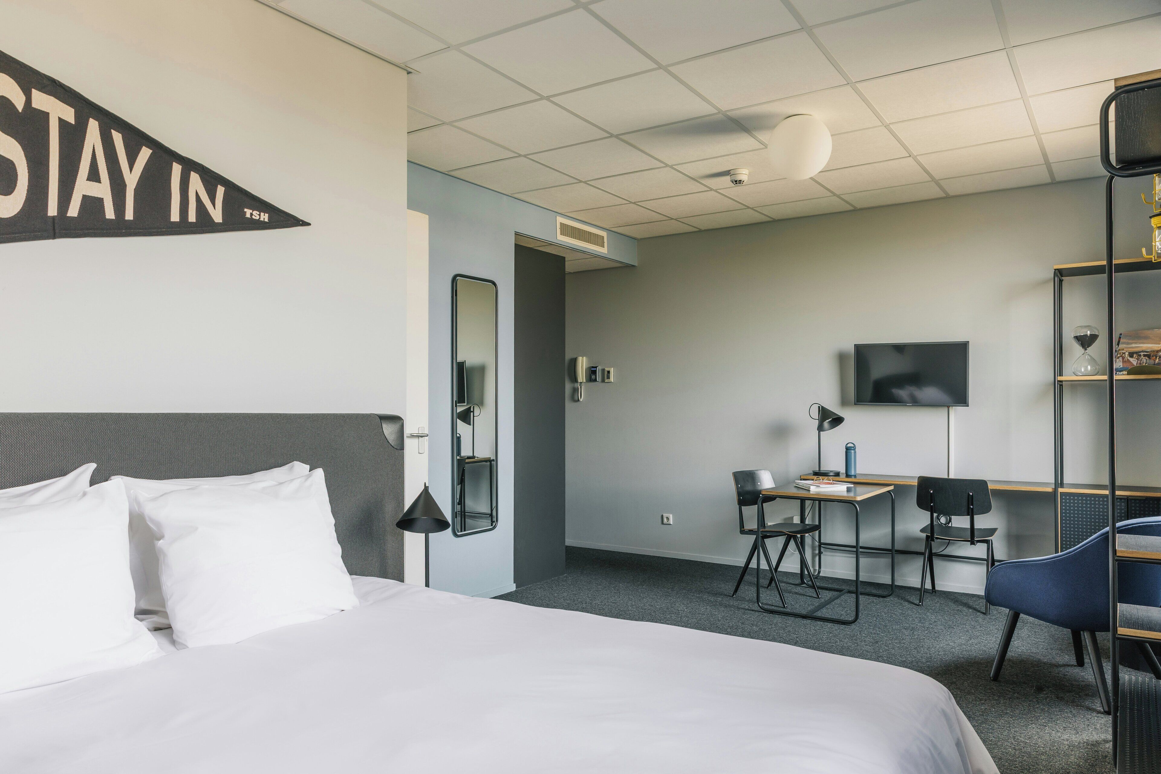 Executive Studio, 1 Queen Bed | In-room safe, desk, blackout curtains, soundproofing