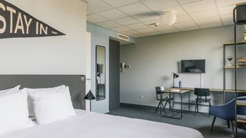 Executive Studio, 1 Queen Bed | In-room safe, desk, blackout curtains, soundproofing
