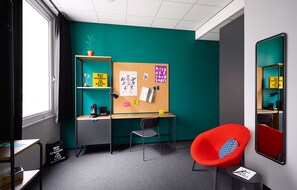 In-room safe, desk, blackout curtains, soundproofing - The Social Hub Rotterdam (Rotterdam)