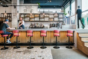 Bar (on property) - The Social Hub Rotterdam (Rotterdam)