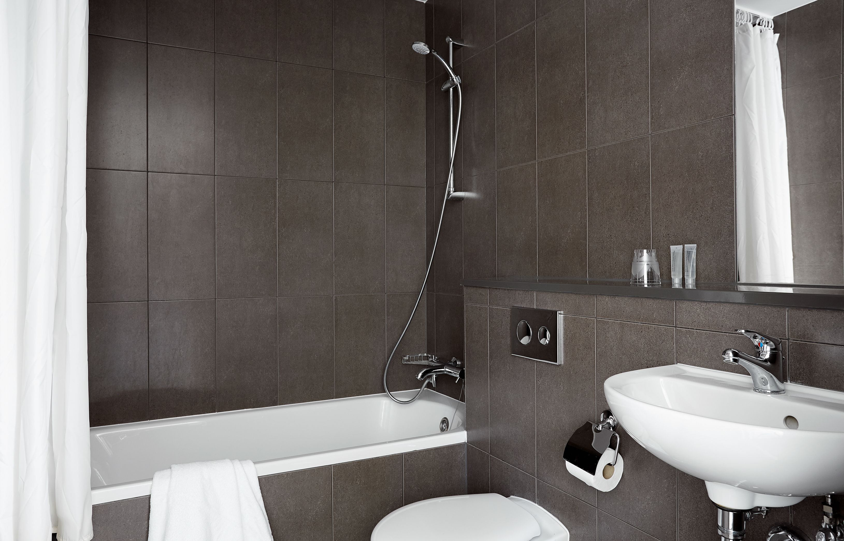 free toiletries, towels