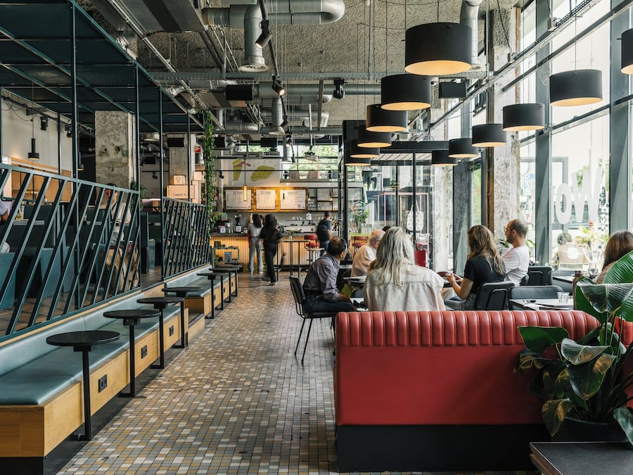 Café da manhã, almoço e jantar; culinária internacional