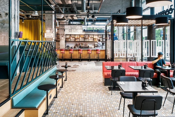 Serveert ontbijt, lunch, diner, internationale gerechten