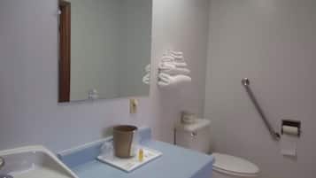 Secador de cabelo, toalhas de banho