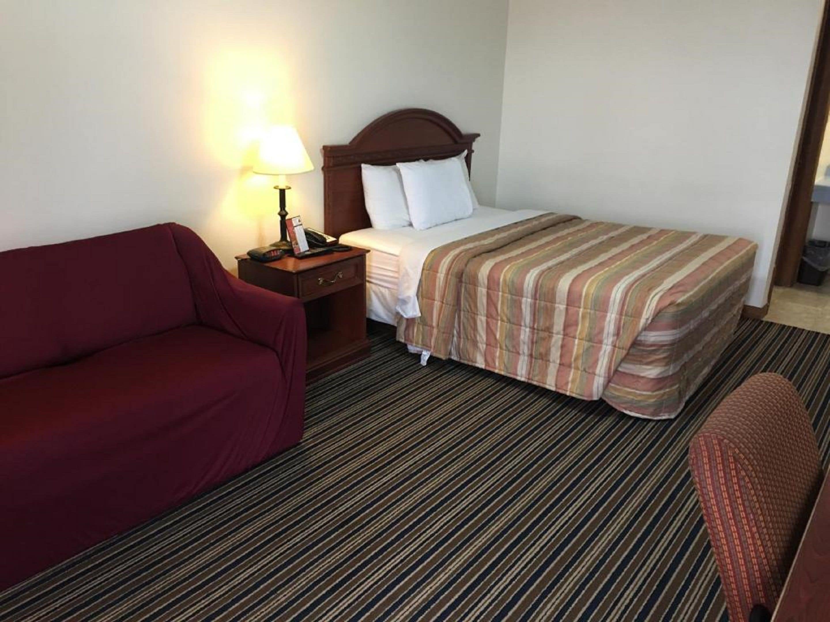 Standard Room, 1 Queen Bed, Non Smoking | Desk, free WiFi, bed sheets