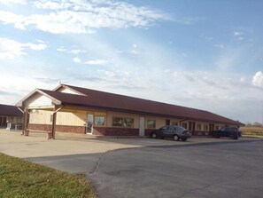 BBQ/picnic area - Huggy Bear Motel (Warren)