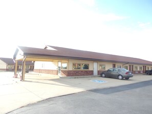 Property grounds - Huggy Bear Motel (Warren)