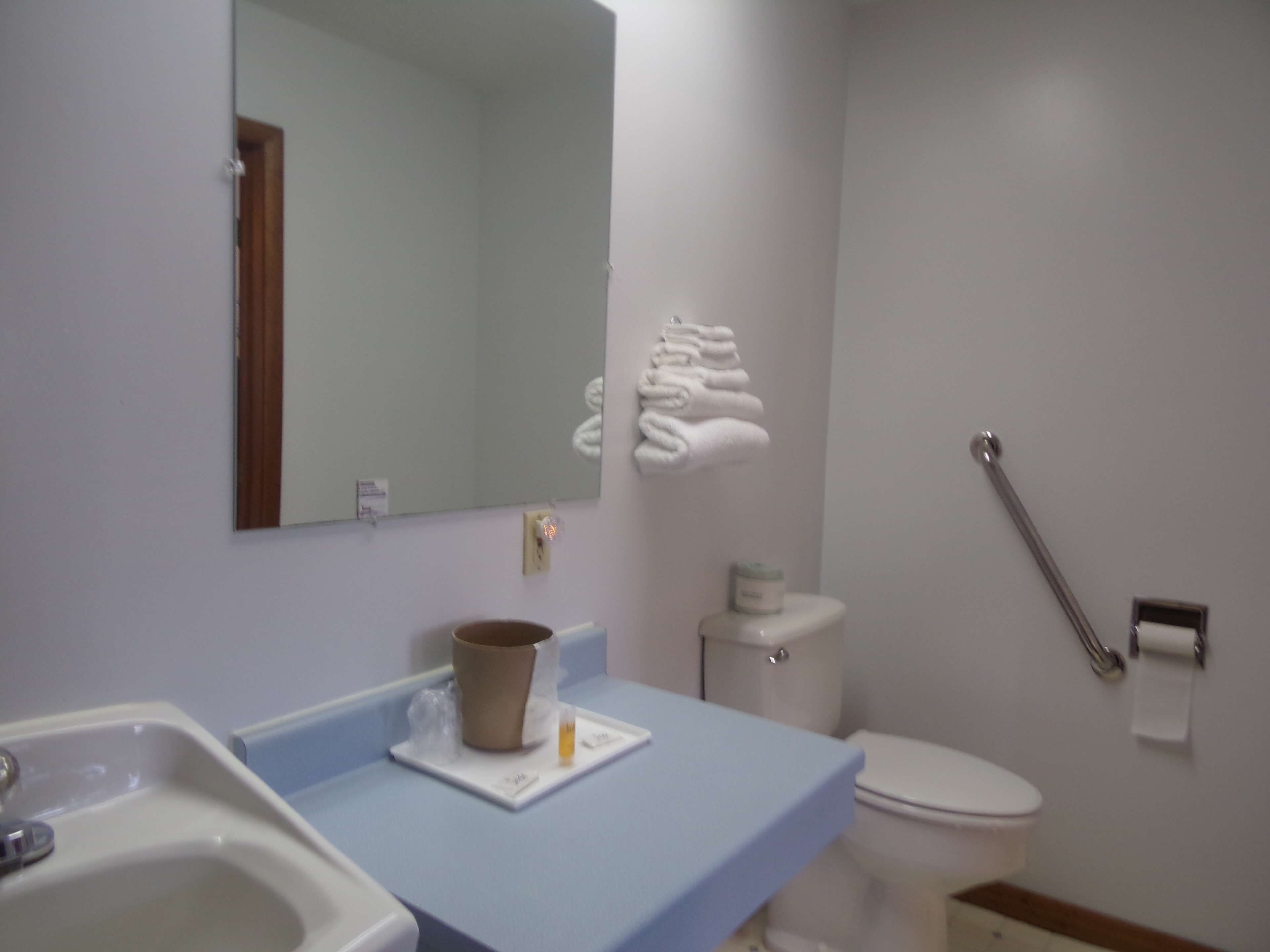 Standard Room, 1 Queen Bed, Non Smoking | Desk, free WiFi, bed sheets