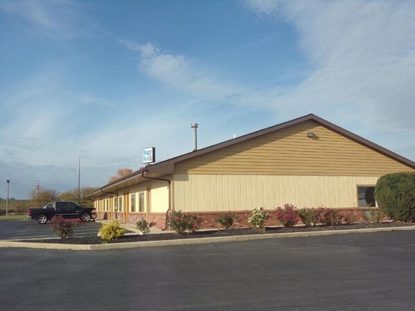 Exterior - Huggy Bear Motel (Warren)
