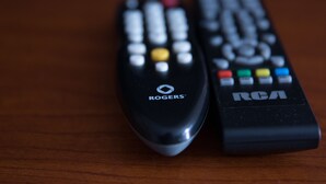 Deux télécommandes posées sur une surface en bois.