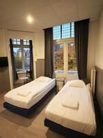 Escritorio, wifi gratis y ropa de cama 