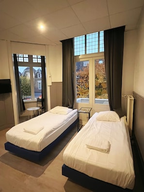 Habitación cuádruple | 1 dormitorio, escritorio, wifi gratis y ropa de cama
