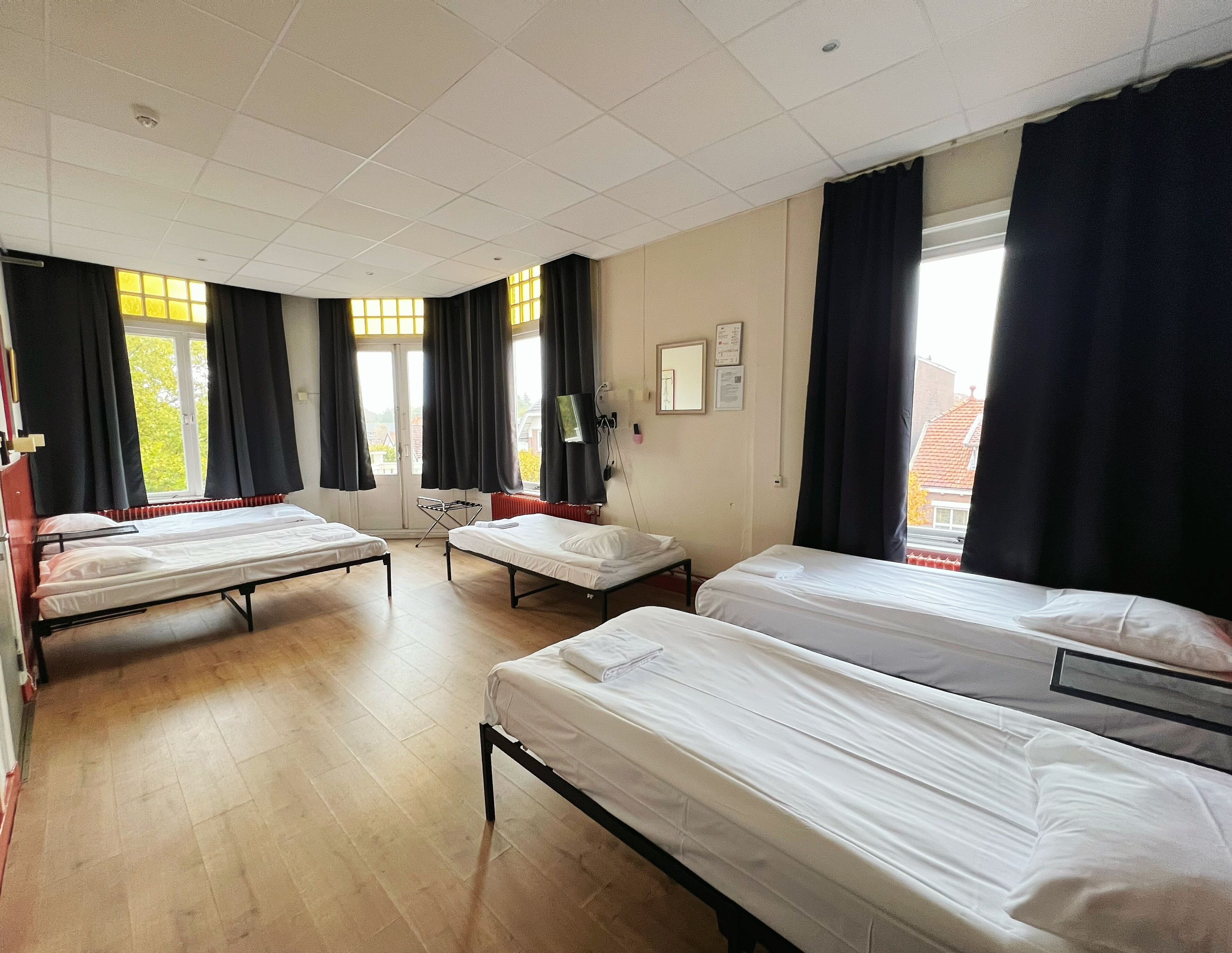 Familiekamer | Een bureau, gratis wifi, beddengoed