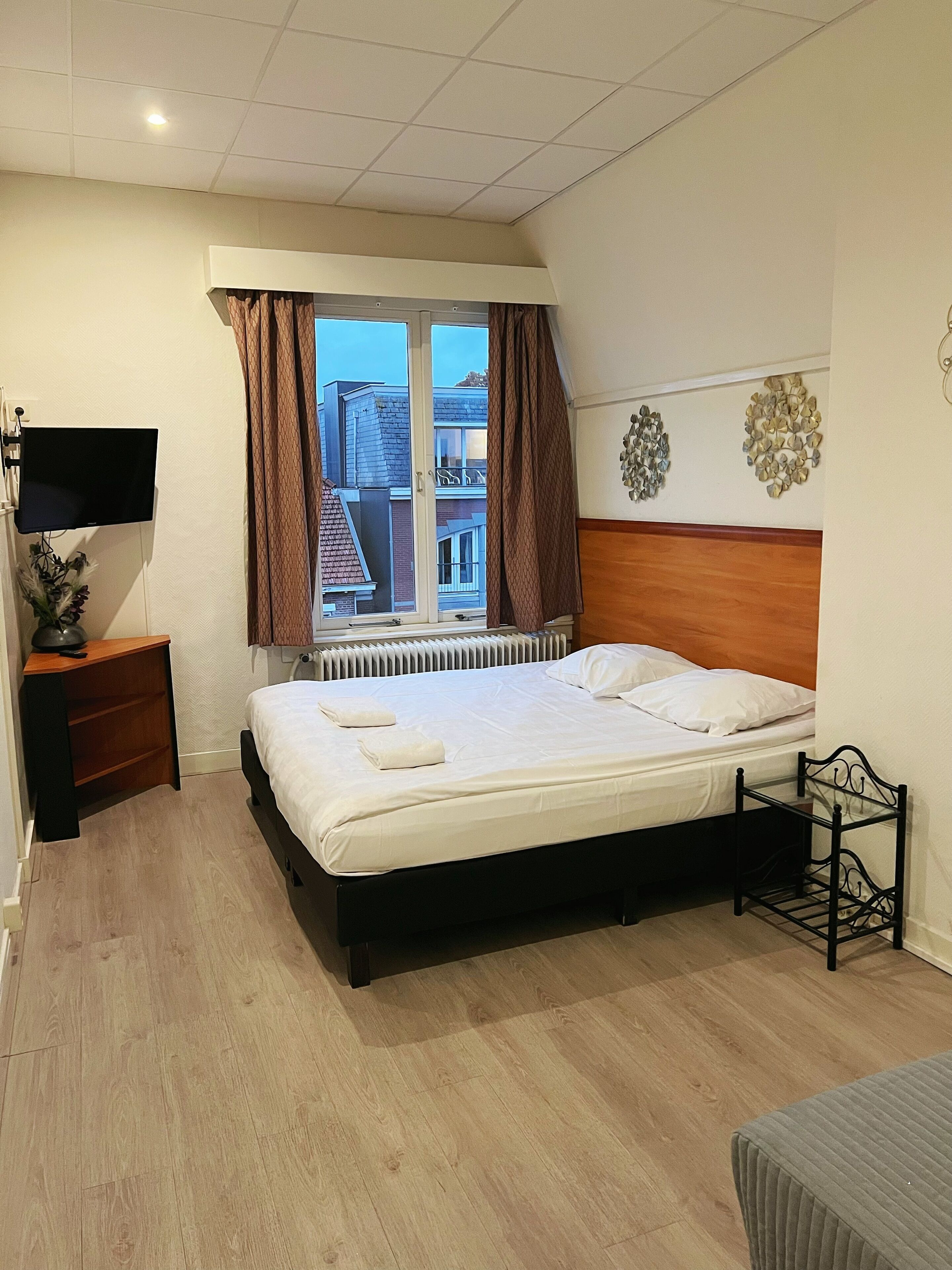 Tweepersoonskamer | Een bureau, gratis wifi, beddengoed