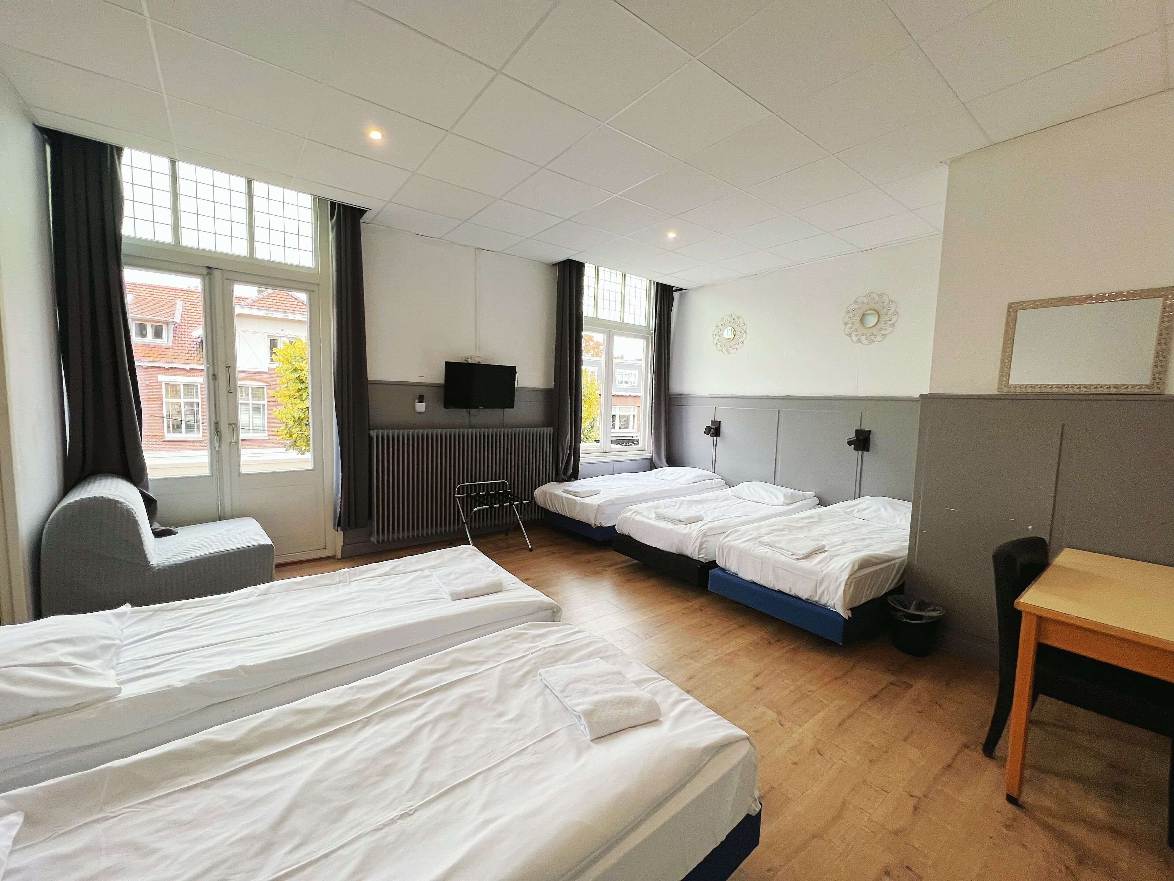 Een bureau, gratis wifi, beddengoed