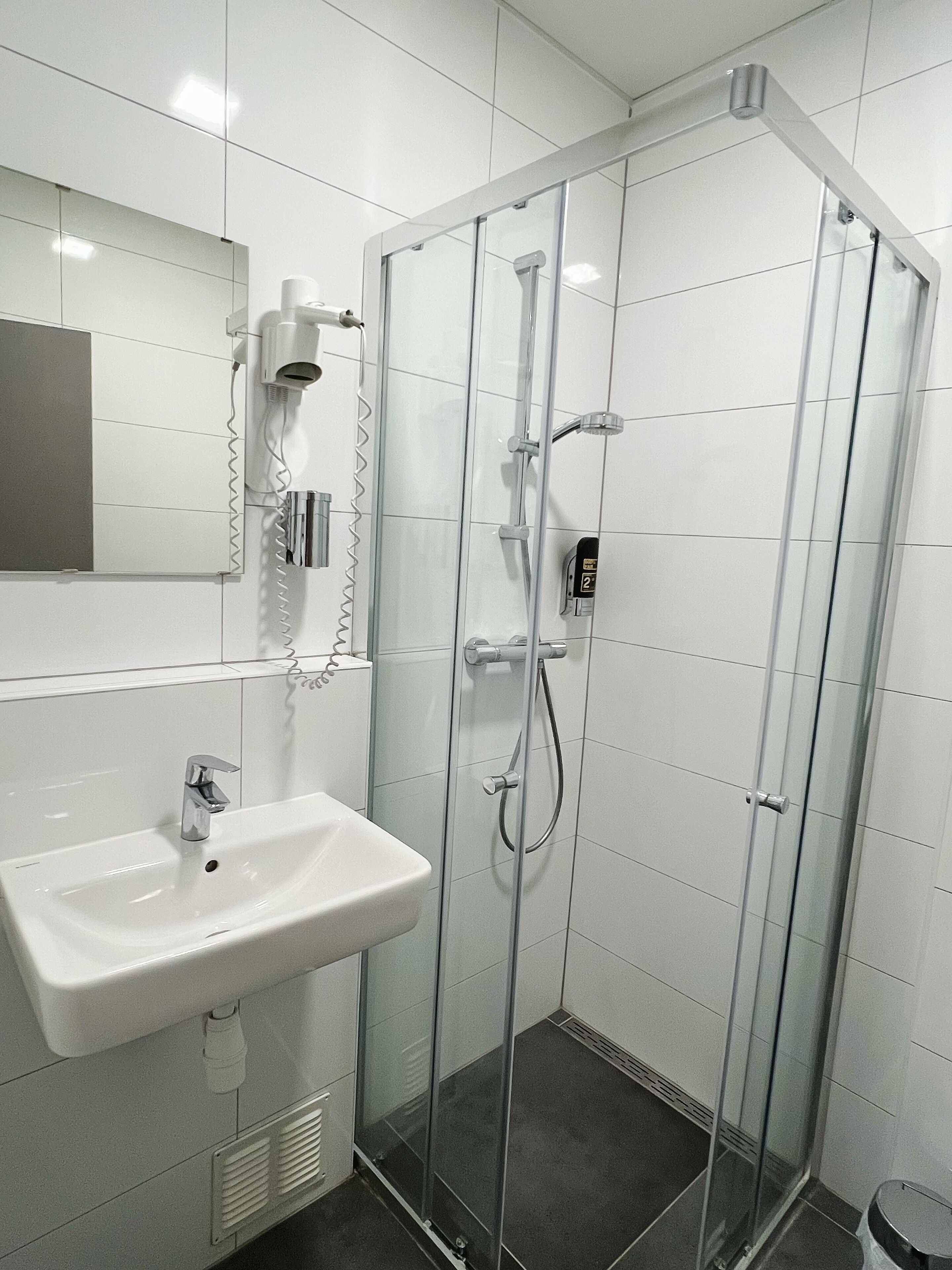 Kamar Quadruple | Kamar mandi | Shower, perlengkapan mandi gratis, pengering rambut, dan handuk