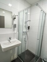 Ducha, artículos de tocador gratuitos, secador de pelo, toallas