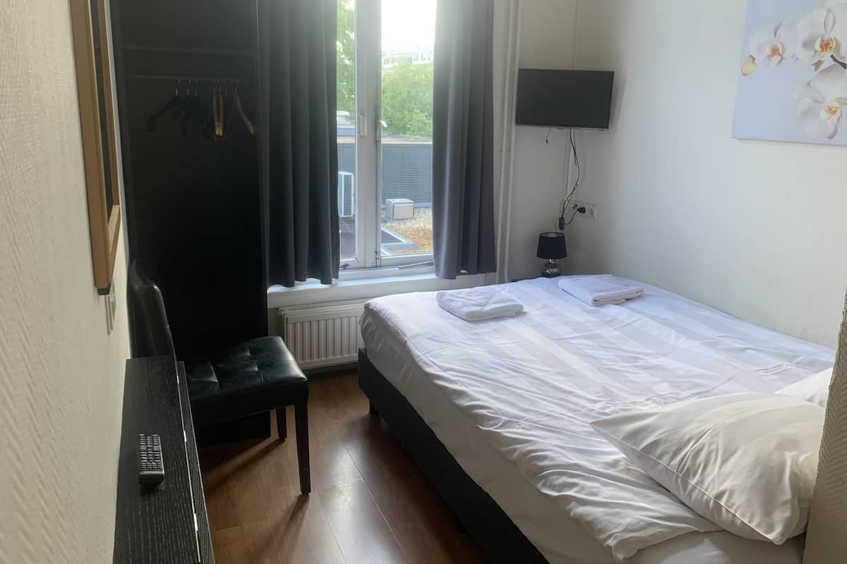 Basic Room, 1 Large Single Bed